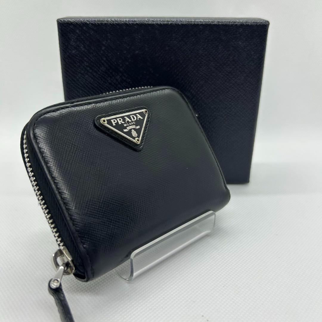 【美品】プラダ コンパクト財布 ケース レザー ラウンドファスナー 黒 楽天市場】プラダ PRADA サフィアーノ レザー 二つ折り財布 M605 NERO