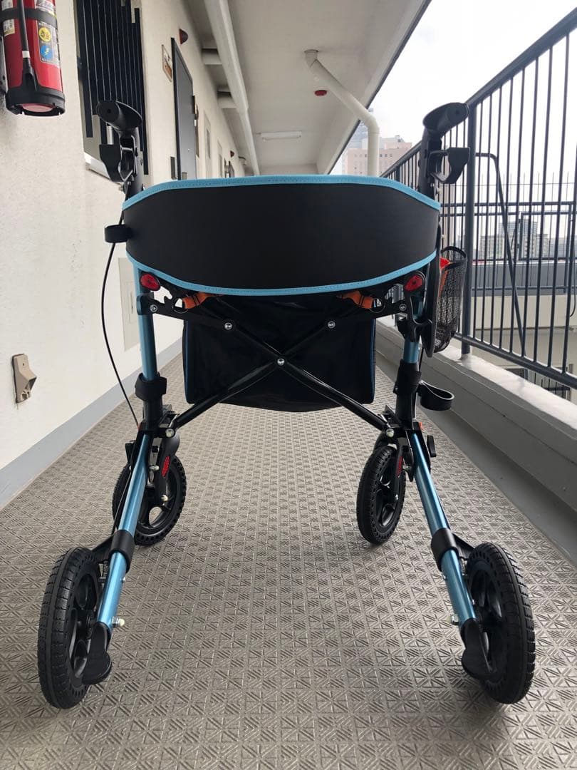 歩行器 1回のみ使用【美品】 室内専用】アルミ歩行器（固定型）前輪自在キャスター付 ｜ シルバー