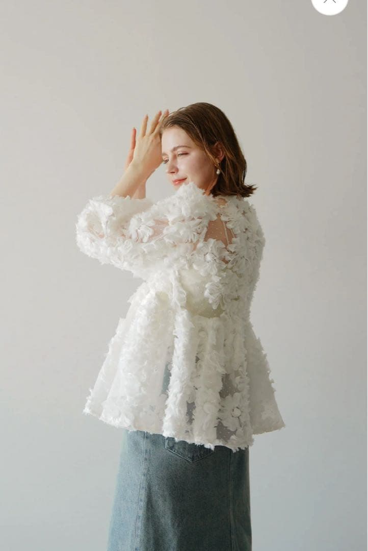 Acka. flower peplum blouse / white