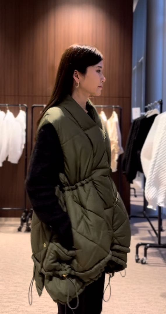 ドルチェ キルティングベスト フード付き ブラック - メルカリ