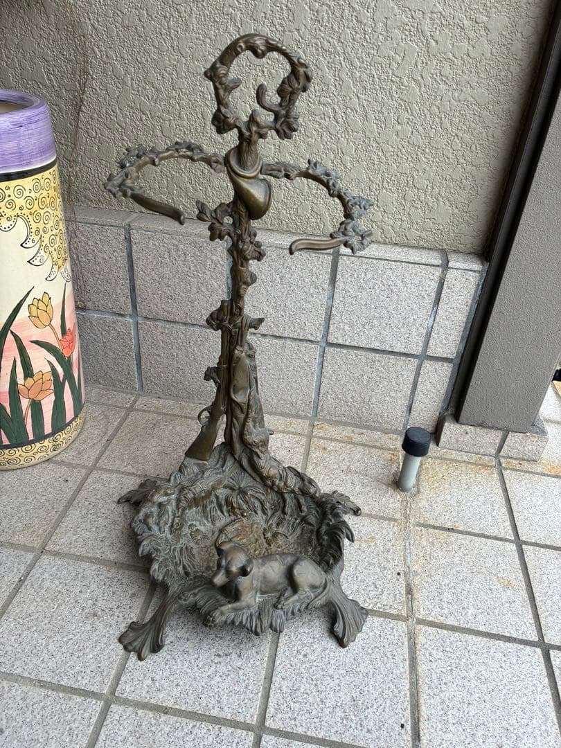 アンティーク　ブロンズ像　犬と獵銃の彫刻付き金属製傘立て アンティーク ブロンズ像 犬と獵銃の彫刻付き金属製傘立ての通販｜www