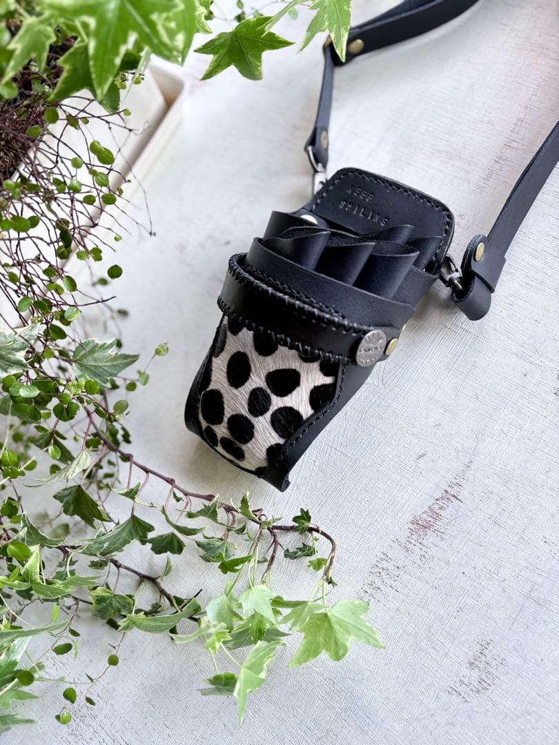 ヌメ革ブラック、ハラコダルメシアンのシザーケース - メルカリ